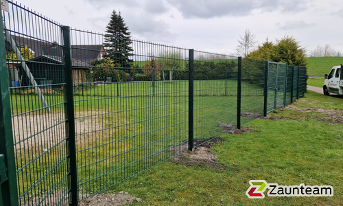 Doppelstabmatten schwer vorverzinkt und grün beschichtet mit Pfosten 60 x 40 mit Abdeckleisten einbetoniert wurde in Wangerland von Zaunteam Friesische-Wehde, Zetel im Jahr 2026 erstellt.