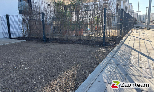 Doppelstabmatten leicht vorverzinkt und anthrazit beschichtet mit Pfosten 60 x 40 mit Abdeckleisten einbetoniert wurde in München von Zaunteam Ammersee, Hofstetten im Jahr 2026 erstellt.