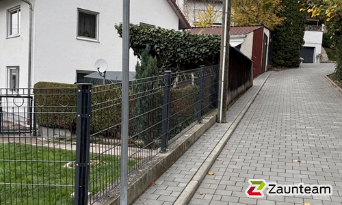 Deko-Doppelstabmatten Berlin anthrazit mit Pfosten 40x60 anthrazit und Abdeckleisten einbetoniert wurde in Friedberg von Zaunteam Schwaben-Nord, Todtenweis im Jahr 2025 erstellt.