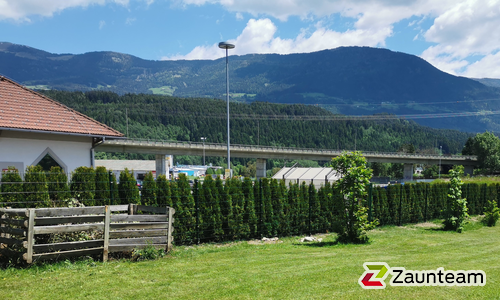 Doppelstabmatten schwer feuerverzinkt und anthrazit beschichtet mit Pfosten 60 x 40 mit Abdeckleisten einbetoniert wurde in Villach von Zaunteam Kärnten-Mitte, Arnoldstein im Jahr 2022 erstellt.
