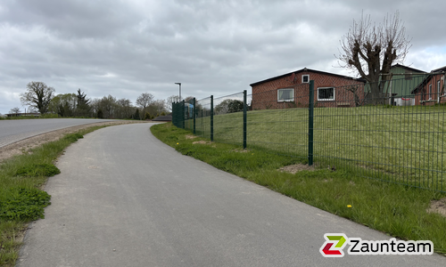 Doppelstabmatten schwer vorverzinkt und grün beschichtet mit Pfosten Vario einbetoniert wurde in Neudorf-Bornstein von Zaunteam Kiel, Kiel im Jahr 2026 erstellt.