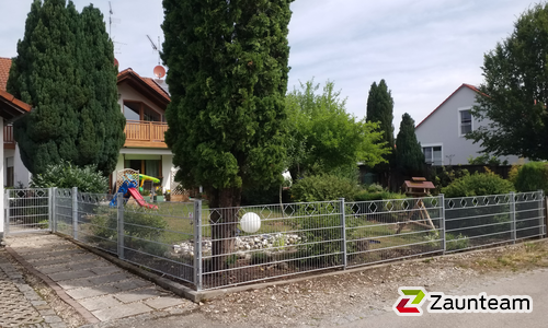 Deko-Doppelstabmatten Stuttgart verzinkt mit Pfosten 40x60 verzinkt mit Abdeckleisten einbetoniert wurde in Greifenberg von Zaunteam Ammersee, Hofstetten im Jahr 2023 erstellt.