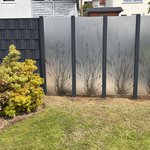 Glas Sichtschutz mit vierkant Aluminium-Nutpfosten einbetoniert wurde in Netphen von Zaunteam Südwestfalen, Wiehl im Jahr 2026 erstellt.