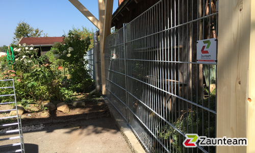 Doppelstabmatten leicht verzinkt mit Pfosten 40x60 verzinkt mit Abdeckleisten mit Fussplatte wurde in Teisendorf von Zaunteam Chiemgau, Teisendorf  im Jahr 2016 erstellt.