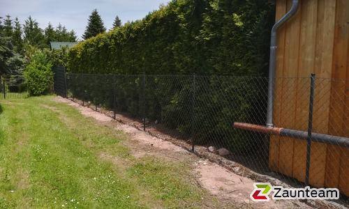 Diagonalgeflecht anthrazit mit Rohrpfosten anthrazit einbetoniert wurde in Freital von Zaunteam Dresden-Süd, Dresden im Jahr 2021 erstellt.
