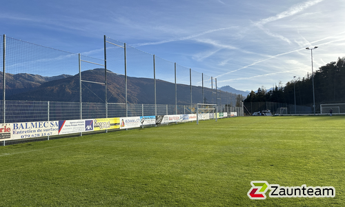 Ballfang Doppelstab und Netz Kombination wurde in Lens von Zaunteam Wallis, Niedergesteln im Jahr 2024 erstellt.