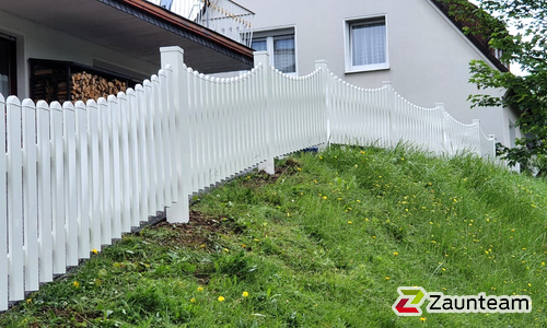 Classic Aluzaun RAL Standardfarbe / Aluminiumpfosten vierkant RAL Standardfarbe einbetoniert wurde in Siegen von Zaunteam Südwestfalen, Wiehl im Jahr 2021 erstellt.