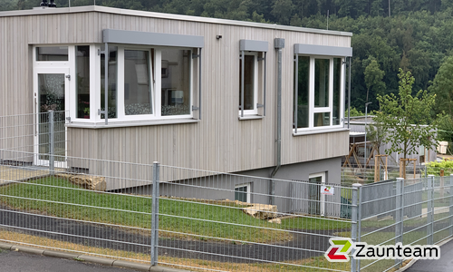 Doppelstabmatten schwer verzinkt mit Pfosten 40x60 verzinkt mit Abdeckleisten einbetoniert wurde in Zwiefalten von Zaunteam Oberschwaben, Obermarchtal im Jahr 2020 erstellt.