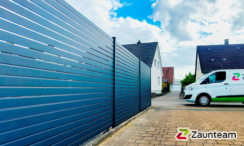 Alu Varioprofil Rhombus 80, Aluminiumpfosten vierkant 85 x 85 mm einbetoniert wurde in Bietigheim-Bissingen von Zaunteam Neckar-Enz, Sachsenheim im Jahr 2025 erstellt.