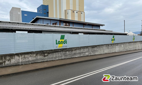 Doppelstabmatten leicht verzinkt mit Pfosten 40x60 verzinkt mit Abdeckleisten mit Fussplatte wurde in St. Margrethen von Zaunteam Appenzellerland, Wasserauen im Jahr 2024 erstellt.