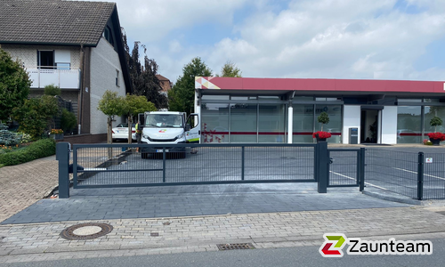 Fluegeltor Metall wurde in Bünde von Zaunteam Kischkel, Lübbecke im Jahr 2024 erstellt.