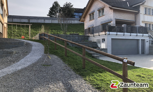 Halbrundlattenzaun mit Lärchenkantpfosten braun wurde in Appenzell von Zaunteam Appenzellerland, Wasserauen im Jahr 2018 erstellt.