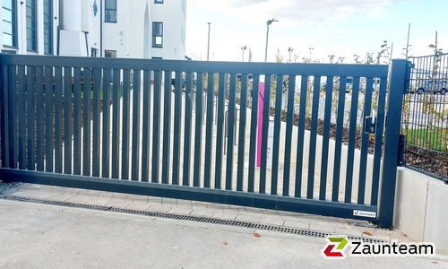 Schiebetor Aluminium wurde in Kornwestheim von Zaunteam Neckar-Enz, Bietigheim-Bissingen im Jahr 2026 erstellt.