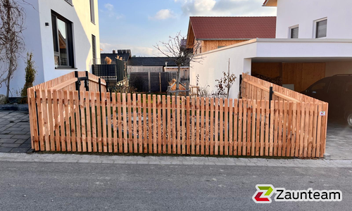 Lärchenzaun Holz vor die Pfosten mit T-Stahlpfosten verzinkt einbetoniert wurde in Görisried von Zaunteam Allgäu, Bad Hindelang - Unterjoch im Jahr 2026 erstellt.