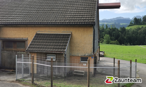 Diagonalgeflecht verzinkt mit Lärchenkantpfosten braun wurde in Appenzell / Haslen von Zaunteam Appenzellerland, Wasserauen im Jahr 2023 erstellt.