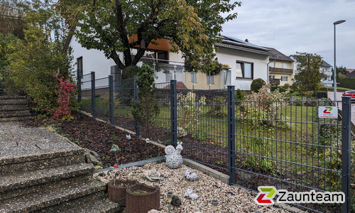 Doppelstabmatten schwer feuerverzinkt und anthrazit beschichtet mit Pfosten 60 x 40 mit Abdeckleisten einbetoniert wurde in Gaildorf von Zaunteam Schwäbisch Hall, Schwäbisch Hall im Jahr 2024 erstellt.