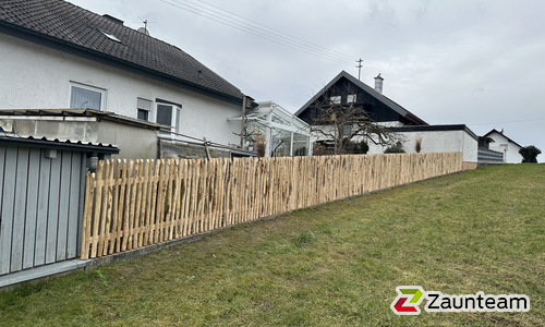 Natur-Staketenzaun aus Kastanie wurde in Dürmentingen von Zaunteam Oberschwaben, Obermarchtal im Jahr 2023 erstellt.