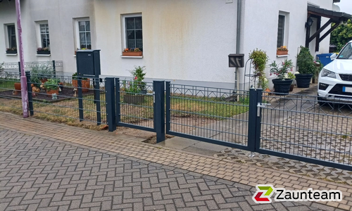 Decorzaun Verona mit Decorzaun Pfosten einbetoniert wurde in Dessau-Rosslau von Zaunteam Fläming, Coswig im Jahr 2022 erstellt.