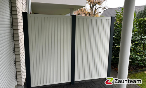 Aluminium Sichtschutz wurde in Rösrath von Zaunteam Rhein-Sieg, Neunkirchen-Seelscheid im Jahr 2023 erstellt.