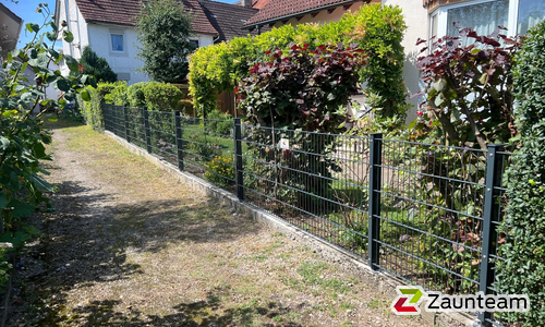Doppelstabmatten schwer feuerverzinkt und anthrazit beschichtet mit Pfosten 60 x 40 mit Abdeckleisten mit Fussplatte wurde in Klettgau von Zaunteam Granacher, Lauchringen im Jahr 2025 erstellt.