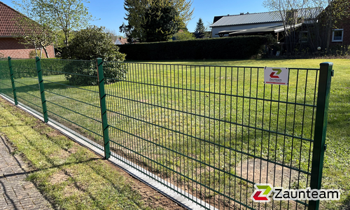 Doppelstabmatten schwer feuerverzinkt und grün beschichtet mit Pfosten 60 x 40 mit Bügel einbetoniert wurde in Klein Rönnau von Zaunteam Südostholstein, Högersdorf im Jahr 2026 erstellt.
