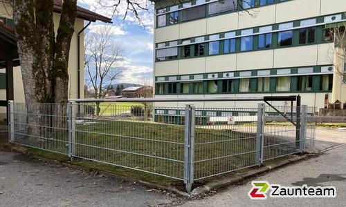 Doppelstabmatten schwer verzinkt mit Pfosten 40x60 verzinkt mit Abdeckleisten einbetoniert wurde in Oberstaufen von Zaunteam Allgäu, Bad Hindelang - Unterjoch im Jahr 2023 erstellt.