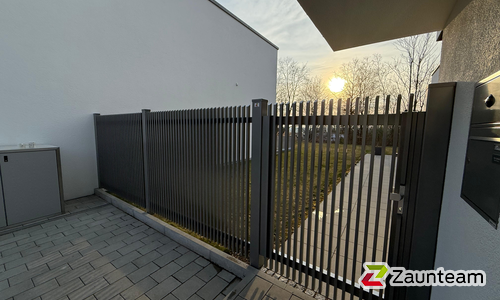 Staketen Aluzaun einbetoniert wurde in Weißenhorn  von Zaunteam Ulm, Lonsee im Jahr 2026 erstellt.