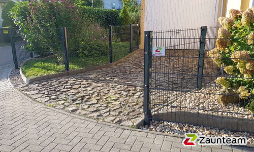Doppelstabmatten leicht feuerverzinkt und anthrazit beschichtet mit Pfosten 60 x 40 mit Abdeckleisten einbetoniert wurde in Leipzig von Zaunteam Leipzig, Leipzig im Jahr 2023 erstellt.