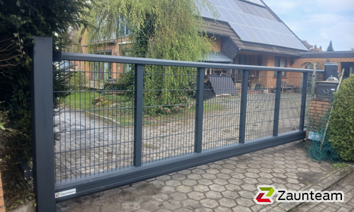 Schiebetor Aluminium wurde in Jever von Zaunteam Friesische-Wehde, Zetel im Jahr 2026 erstellt.