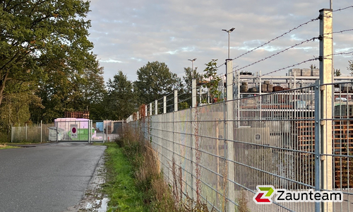 Doppelstabmatten schwer verzinkt mit Pfosten 40x60 verzinkt mit Abdeckleisten einbetoniert wurde in Osnabrück von Zaunteam Osnabrücker Land, Belm im Jahr 2023 erstellt.