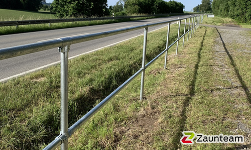 Rohrzaun verzinkt einbetoniert wurde in Bergatreute von Zaunteam Oberschwaben, Obermarchtal im Jahr 2019 erstellt.