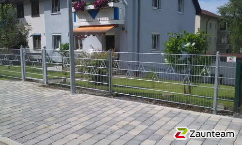 Ziergitterzaun Lillehammer RAL Standardfarbe / Rohrpfosten vierkant RAL Standardfarbe einbetoniert wurde in Immenstadt von Zaunteam Allgäu, Bad Hindelang - Unterjoch im Jahr 2018 erstellt.