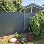 Alu Varioprofil Rhombus 80, Aluminiumpfosten vierkant 85 x 85 mm einbetoniert wurde in Geldersheim von Zaunteam Main-Rhön, Euerdorf im Jahr 2026 erstellt.