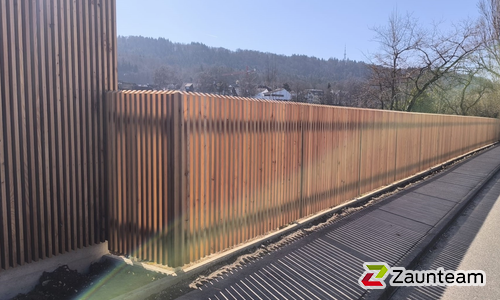 Holz Sichtschutz Lärche Natur Sargans wurde in Büsingen von Zaunteam Neftenbach, Neftenbach im Jahr 2025 erstellt.