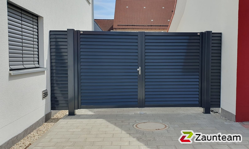 Aluminium Sichtschutztor 2-flüglig wurde in Laichingen von Zaunteam Ulm, Lonsee im Jahr 2026 erstellt.