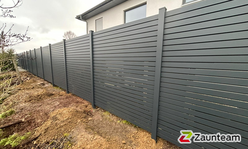 Alu Varioprofil Rhombus 80, Aluminiumpfosten vierkant 85 x 85 mm einbetoniert wurde in Laupheim von Zaunteam Oberschwaben, Obermarchtal im Jahr 2026 erstellt.