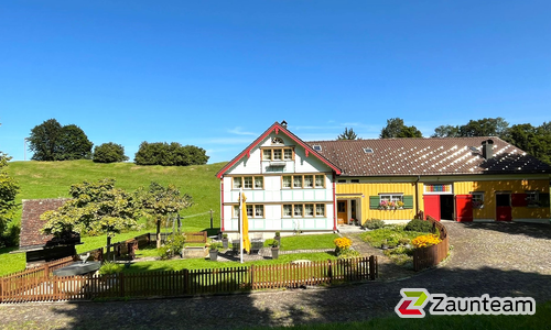 Staketen Holz vor die Pfosten / Lärchenkantpfosten braun eingerammt wurde in Appenzell von Zaunteam Appenzellerland, Wasserauen im Jahr 2024 erstellt.