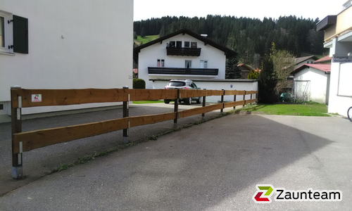 Bohlenzaun mit Tannenpfosten Vierkant grün und H-Anker wurde in Oberstaufen von Zaunteam Allgäu, Bad Hindelang - Unterjoch im Jahr 2018 erstellt.