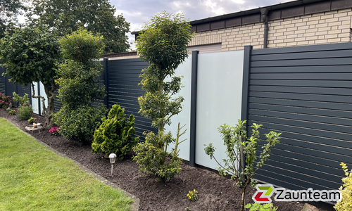 Alu Varioprofil Rhombus 80, Aluminiumpfosten vierkant 85 x 85 mm einbetoniert wurde in Belm von Zaunteam Osnabrücker Land, Belm im Jahr 2023 erstellt.