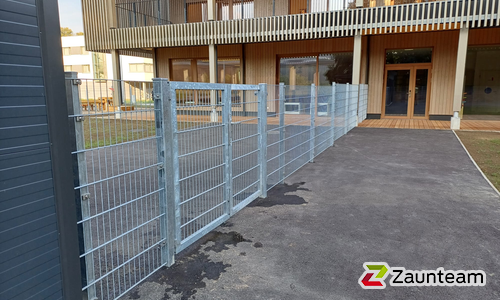 Doppelstabmatten leicht verzinkt mit Pfosten Vario verzinkt einbetoniert wurde in Villach von Zaunteam Kärnten-Mitte, Arnoldstein im Jahr 2024 erstellt.
