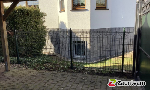 Deko-Doppelstabmatten Berlin anthrazit mit Pfosten 40x60 anthrazit und Abdeckleisten einbetoniert wurde in Teutschenthal von Zaunteam Halle, Halle im Jahr 2026 erstellt.