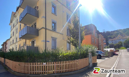 Lärchenzaun gerade mit T-Stahlpfosten verzinkt in Aussparung wurde in St. Gallen von Zaunteam Appenzellerland, Wasserauen im Jahr 2025 erstellt.