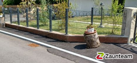 Deko-Doppelstabmatten Wiesbaden anthrazit mit Pfosten 40x60 anthrazit mit Abdeckleisten mit Fussplatte wurde in Bad Saulgau von Zaunteam Obere Donau-Bodensee, Sauldorf-Krumbach im Jahr 2021 erstellt.