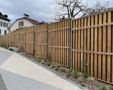 Schallschutzzaun Noistop Wood wurde in Pregny-Chambésy von Swissclôture Genève, Bellevue im Jahr 2023 erstellt.