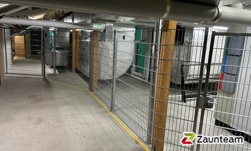 Doppelstabmatten schwer verzinkt mit Pfosten 40x60 verzinkt mit Abdeckleisten mit Fussplatte wurde in Balgach von Zaunteam Rheintal, Widnau im Jahr 2024 erstellt.