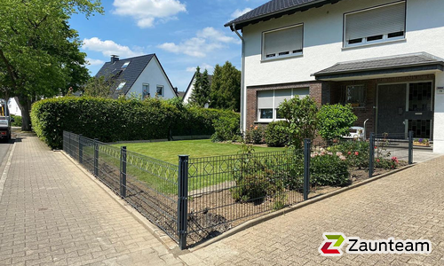 Deko-Doppelstabmatten Stuttgart anthrazit mit Pfosten 40x60 anthrazit mit Abdeckleisten wurde in Fröndenberg von Zaunteam Sauerland, Neuenrade im Jahr 2021 erstellt.
