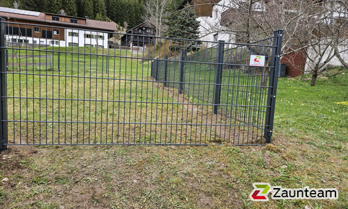 Doppelstabmatten schwer feuerverzinkt und anthrazit beschichtet mit Pfosten 60 x 40 mit Abdeckleisten einbetoniert wurde in Nesselwängle von Zaunteam Allgäu, Bad Hindelang - Unterjoch im Jahr 2025 erstellt.