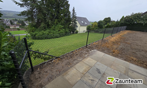 Diagonalgeflecht anthrazit metallic mit Rohrpfosten anthrazit metallic einbetoniert wurde in Müllheim Dorf von Zaunteam Thurgau, Felben im Jahr 2025 erstellt.