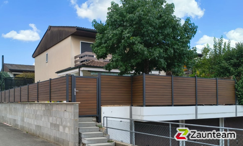 BPC Sichtschutz Eldrum Aluminiumpfosten 70 x 70 mm einbetoniert wurde in Mellingen von Zaunteam Aargau, Egliswil im Jahr 2026 erstellt.
