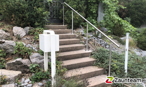 Edelstahl Handlauf geneigt mit Fussplatte wurde in Flawil von Zaunteam Appenzellerland, Wasserauen im Jahr 2018 erstellt.